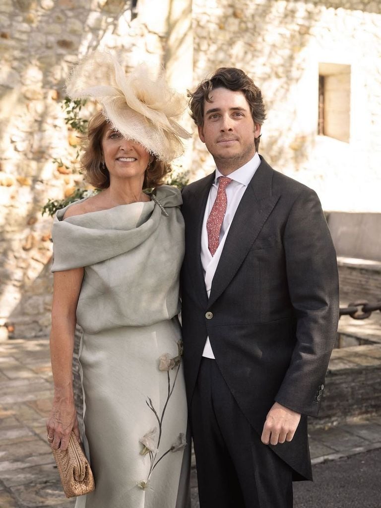 María, una madrina con vestido verde grisáceo con flores, de Sole Alonso, y tocado de rafia de Mimoki