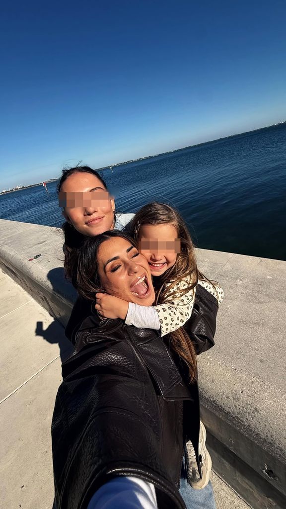 Elena Tablada es madre de dos hijas: Ella, fruto de su relación con David Bisbal, y Camila, nacida durante su matrimonio con Javier Ungría