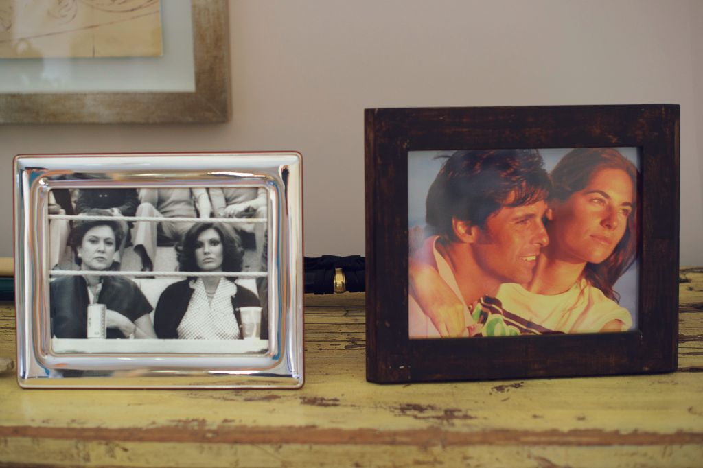 Fotos familiares decoran el salón de la casa de Francisco Rivera y Lourdes Montes