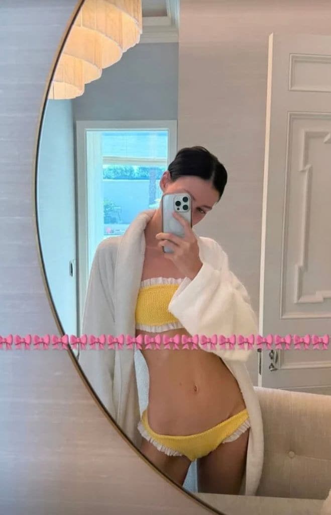 La belleza nacida en Florida optó por un bikini amarillo brillante