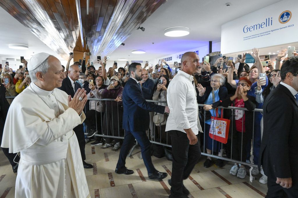 Cientos de feligreses se reunieron a las afueras del hospital Gemelli, en Roma, para ver al Papa León XIV antes de su cirugía
