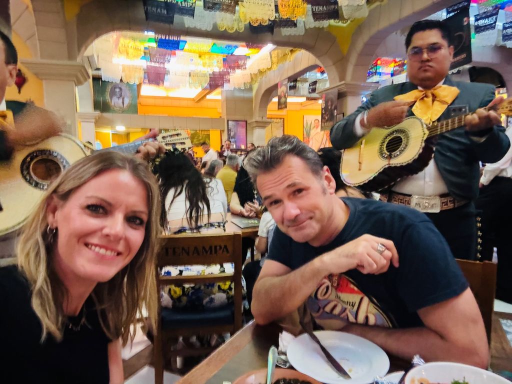 Andrea Ropero e Iñaki López disfrutando de una comida en México, amenizada por mariachis