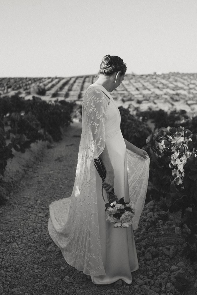 Vestido de novia convertible con capa de Ana Herrero de Tejada
