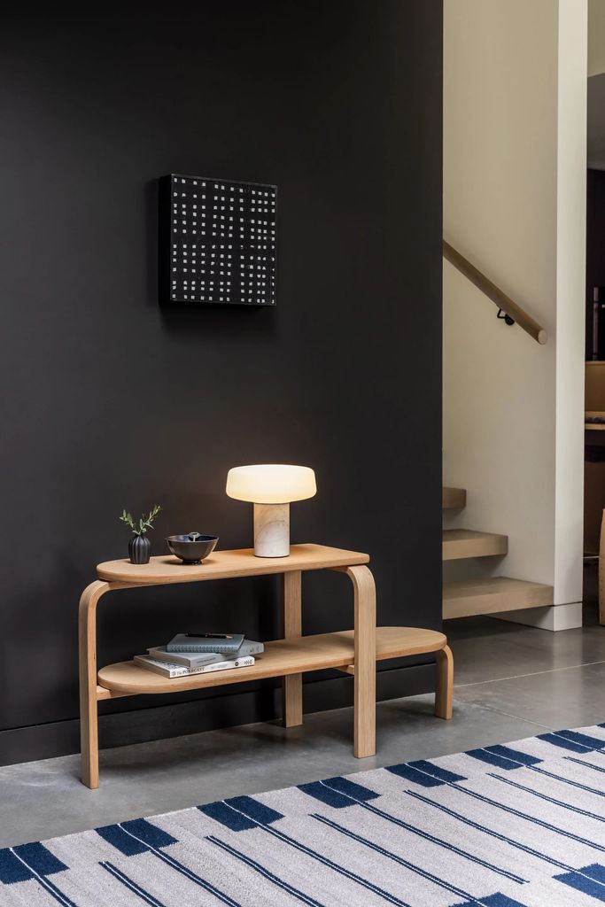 Mesa con banco en recibidor