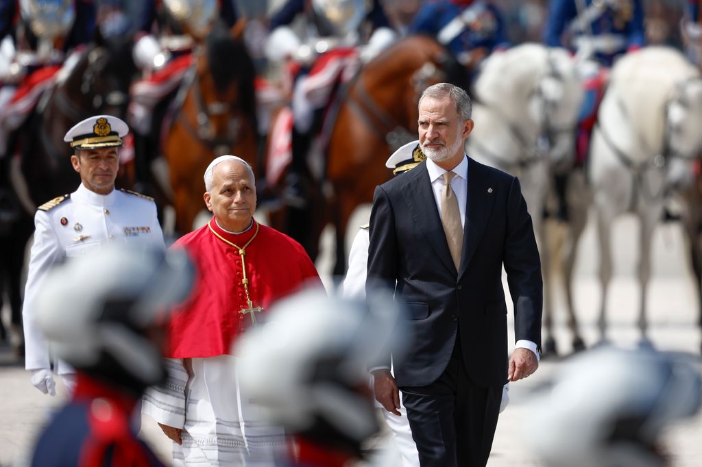 El rey Felipe y el papa León XIV pasando revista