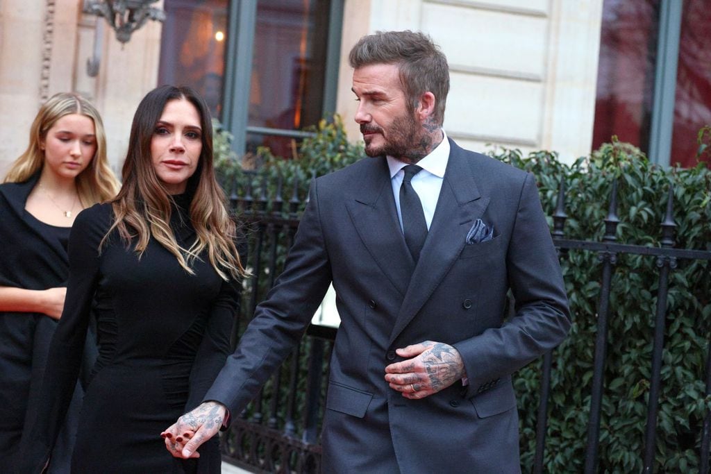 Harper Beckham usó un vestido negro a juego con el look de su madre.
