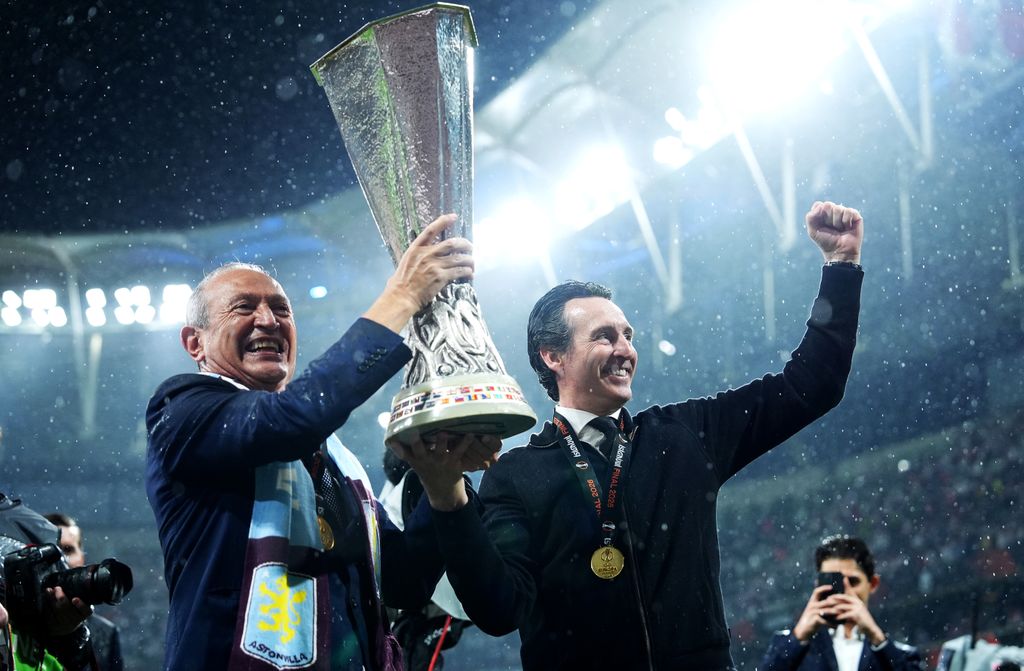 Unai Emery, celebrando el triunfo del Aston Villa en la Europa League con Nassef Sawiris, copropietario del equipo, el 20 de mayo de 2026 en el Tupras Stadium, Estambul (Turquía)