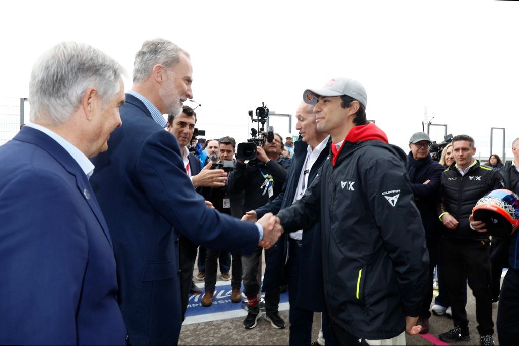 Felipe VI saludando a los pilotos