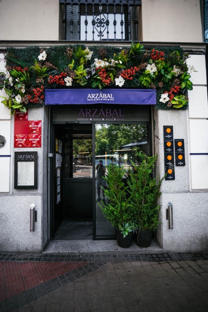 Arzábal Retiro es una taberna moderna con alma de bistró que rinde homenaje a la cocina tradicional madrileña, donde el producto de temporada y la calidad son protagonistas en un ambiente acogedor junto al parque del Retiro
