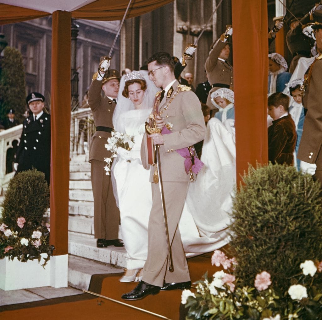 La ceremonia civil de bodas del Rey Balduino de Bélgica (1930-1993) y la Reina Fabiola de Bélgica (1928-2014) en la Sala del Trono del Palacio Real de Bruselas, en Bruselas, Bélgica, el 15 de diciembre de 1960, con un vestido diseñado por Cristóbal Balenciaga