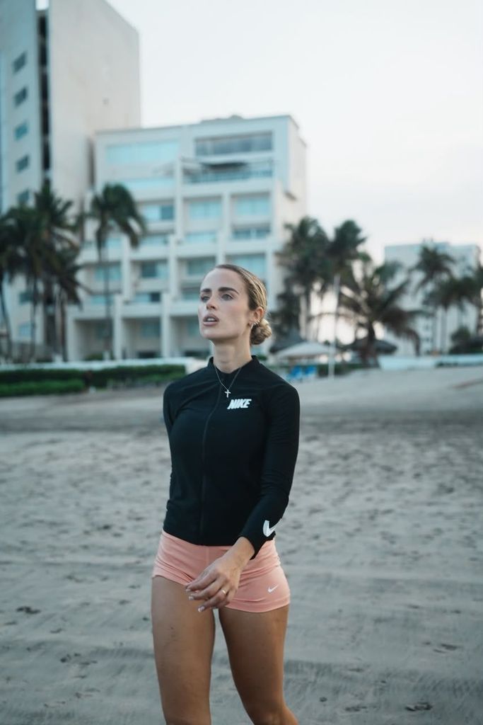 Carlotta Chacón haciendo ejercicio en la playa