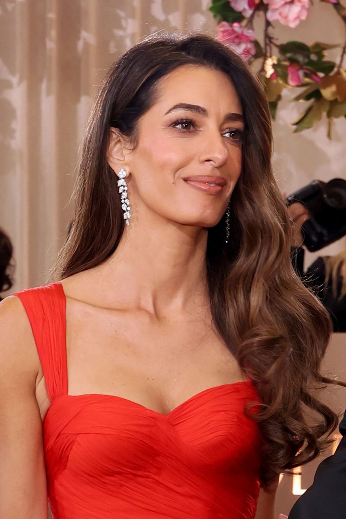 La melena castaña natural de Amal sirvió como base para los nuevos efectos. 