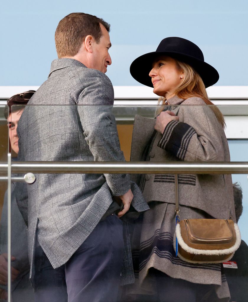 Pete Phillips y Harriet Sperling se comprometieron en agosto