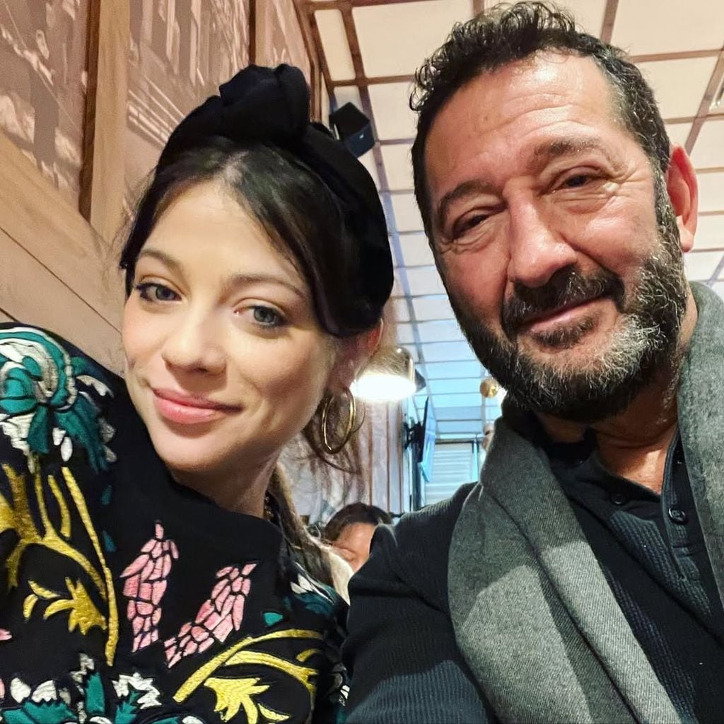 Michelle Trachtenberg y su novio Jay Cohen en una foto compartida por la actriz en febrero de 2023.