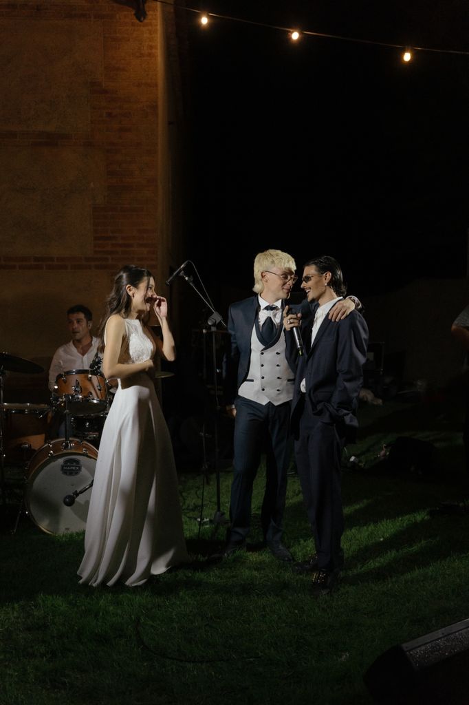 Los novios con Abraham Mateo durante la noche