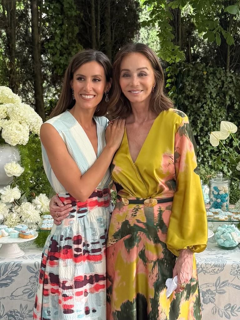 Ana junto a su madre, derrochando elegancia.