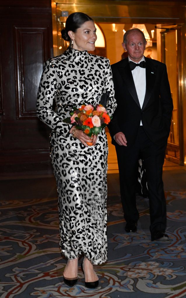 Victoria de Suecia con vestido de lentejuelas