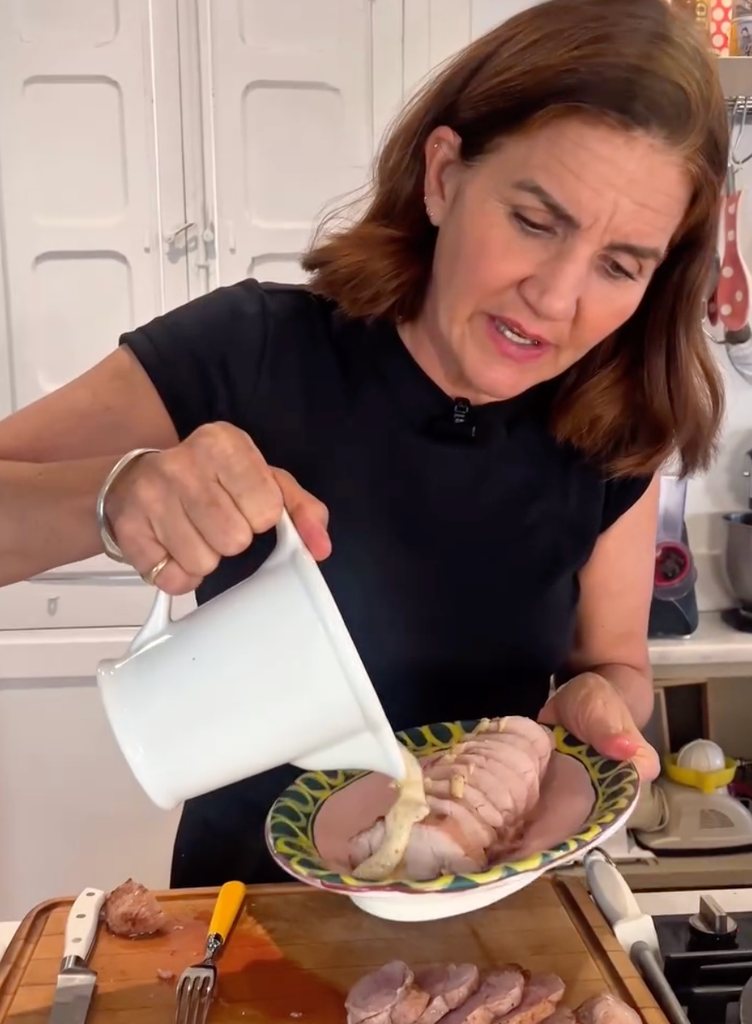 La salsa de mostaza es el complemento perfecto de este solomillo.