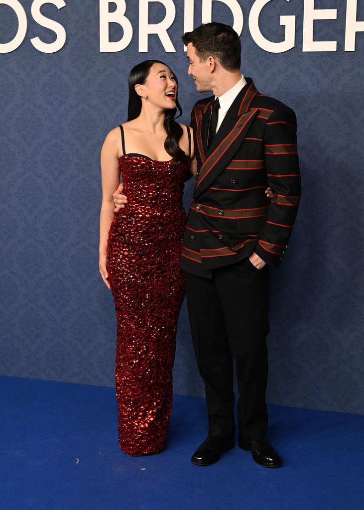 Luke Thompson y Yerin Ha, que interpretan a Benedict Bridgerton y Sophia Baek en la serie, respectivamente
