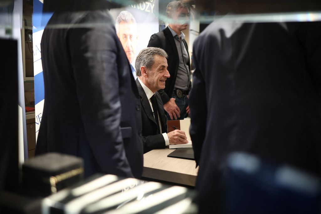 Nicolas Sarkozy firmando ejemplares de su libro 'Diario de un prisionero'
