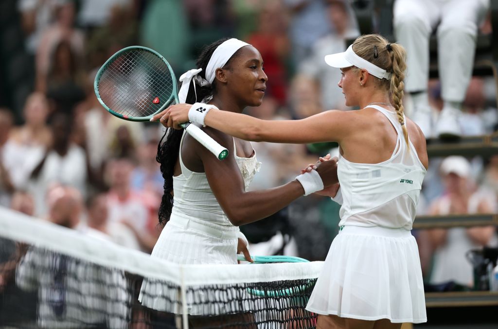 Coco Gauff y Dayana Yastremska en WImbledon 2025.