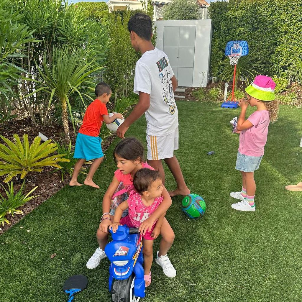 georgina rodr guez y su familia en la playa