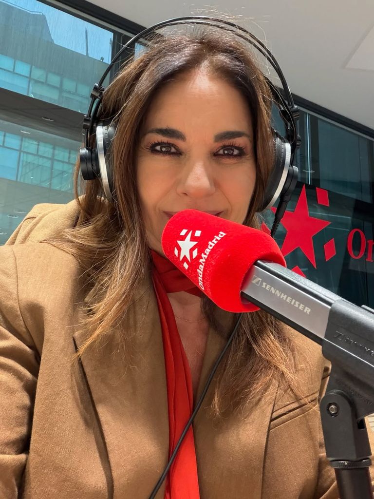 Mariló Montero con look de trabajo y accesorios en color rojo.