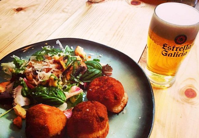 Entre las opciones 'líquidas' de 'Bico' encontramos vinos gallegos o la popular cerveza 'Estrella Galicia'. Una opción ideal para 'regar' sus propuestas de cocina casual.
