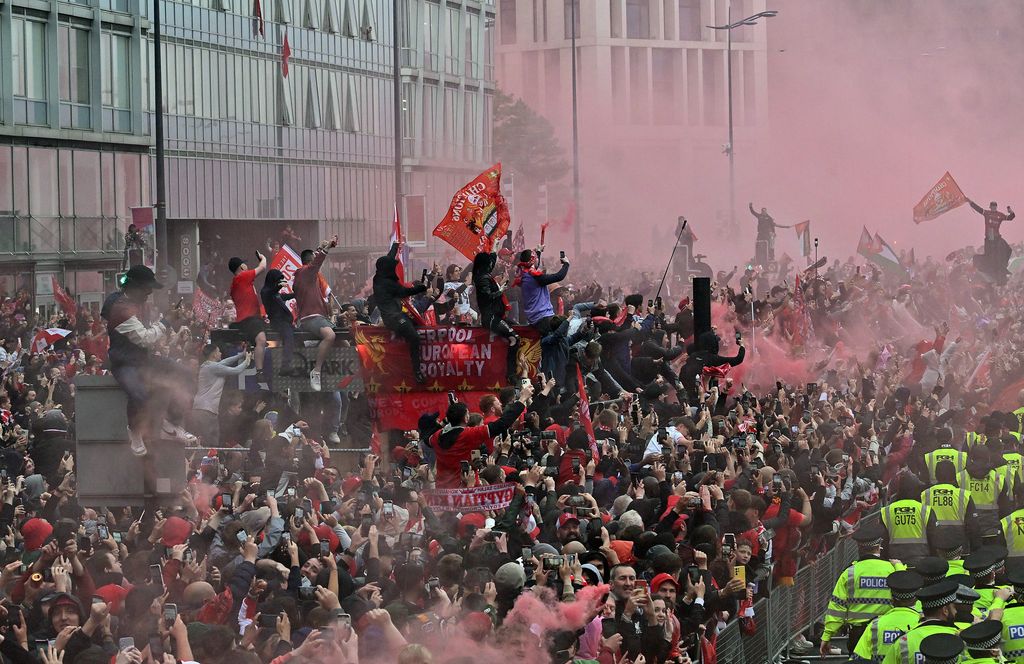 La alegría de los fans del Liverpool FC se convirtió en tragedia durante el desfile de la victoria por el título de la Premier League