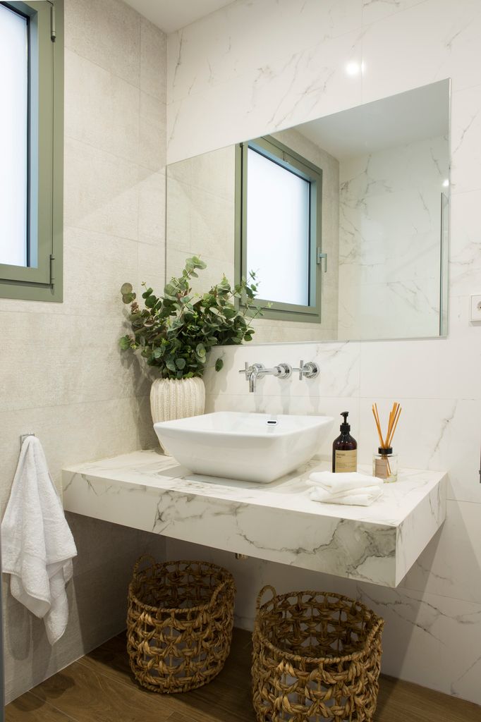 Baño con planta de eucalipto. 