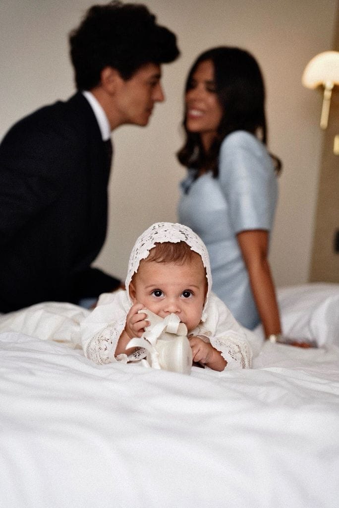 Nacho Yanes y Laura Dosouto posan con el pequeño Lorenzo antes de celebrar su bautizo