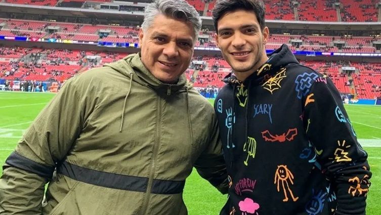 Raúl Jiménez junto a su padre, quien falleció el pasado mes de marzo.