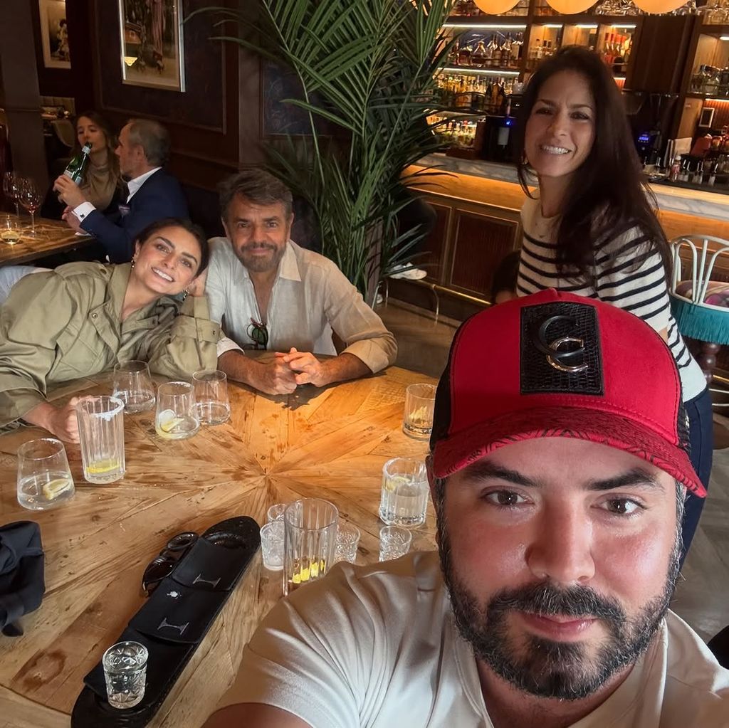 Aislinn Derbez en una seflie con su papá, Alessandra Rosaldo y José Eduardo Derbez