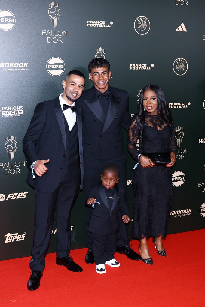 Plano entero de Lamine Yamal con sus padres y su hermano en la Gala del Balón de Oro 2024