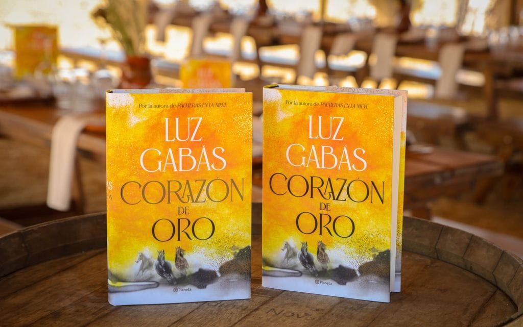 En Corazón de oro, la autora aragonesa se inspira en su experiencia en California y en documentos históricos para narrar la llegada de españoles —y algunas mujeres— al oeste en busca de fortuna