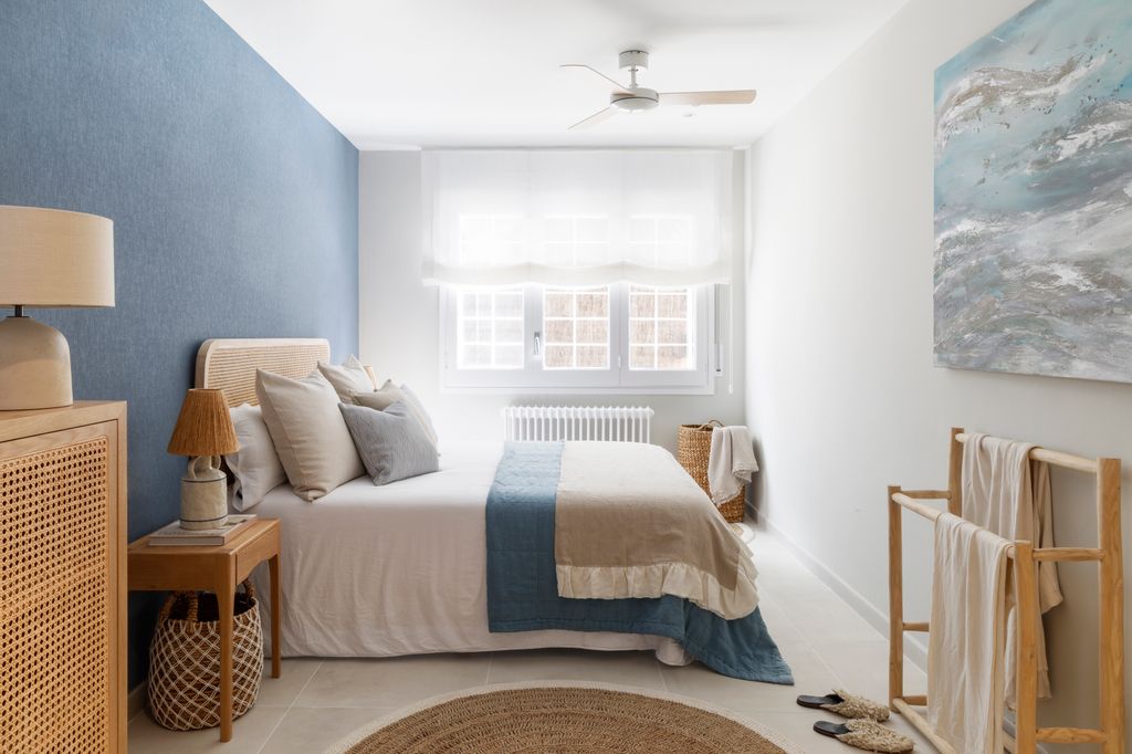 Dormitorio decorado en blanco, azul y madera clara