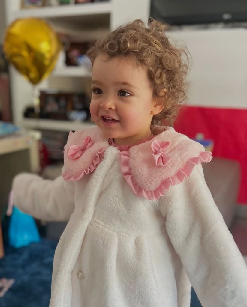 Anita estaba feliz por ver la cantidad de regalos que había para ella por su día especial