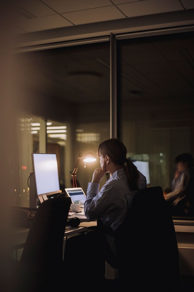 mujer trabajando ordenador noche