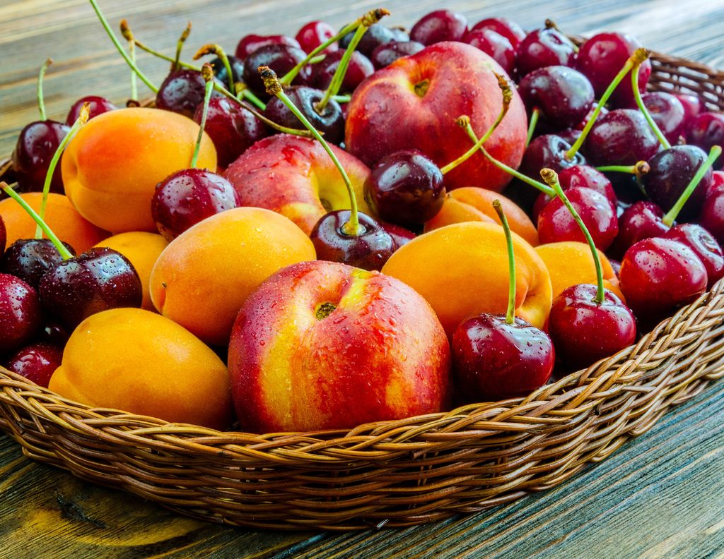 Junio es tiempo de cerezas y empiezan a aparecer los primeros albaricoques y nectarinas. 