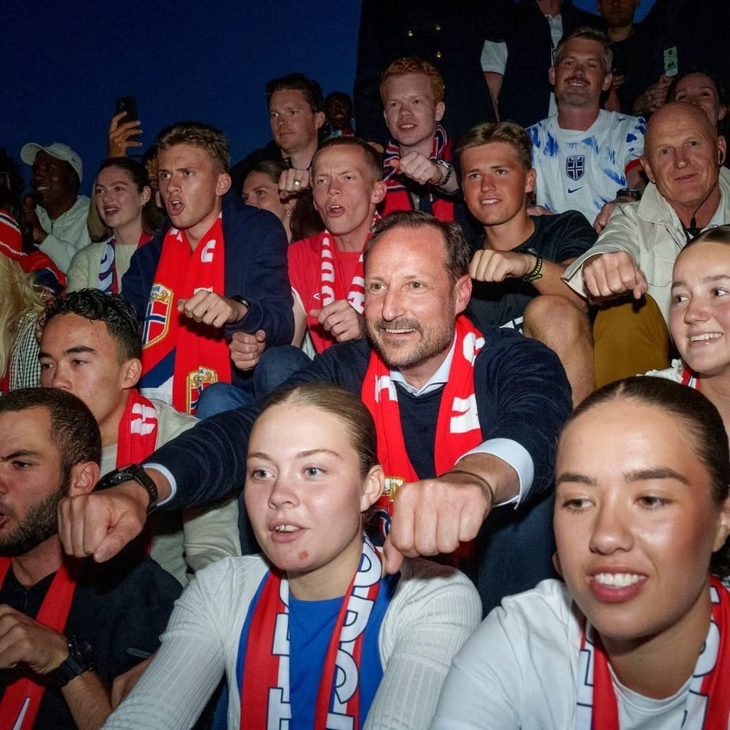 El príncipe Haakon siguiendo con mucha emoción el partido
