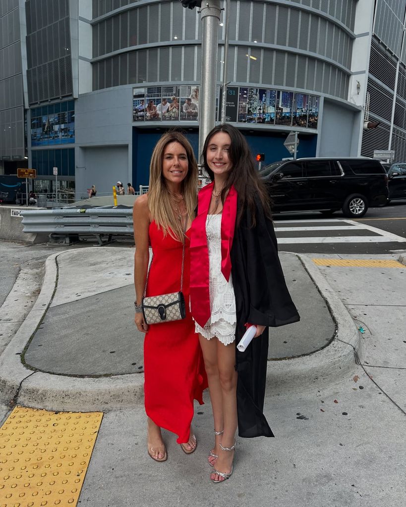 Maky, orgullosa de su hija Mía, graduada en la carrera de diseño de interiores