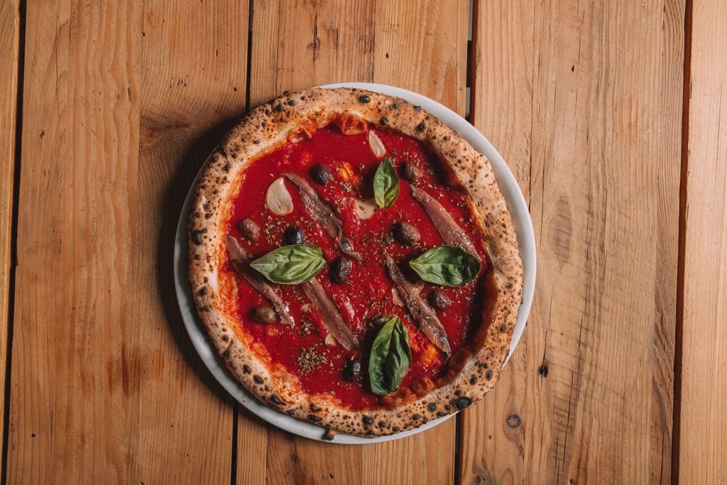 Pizza Sole e Mare: con anchoas de la Costa Amalfitana, olivas leccino, ajo, orégano y albahaca.