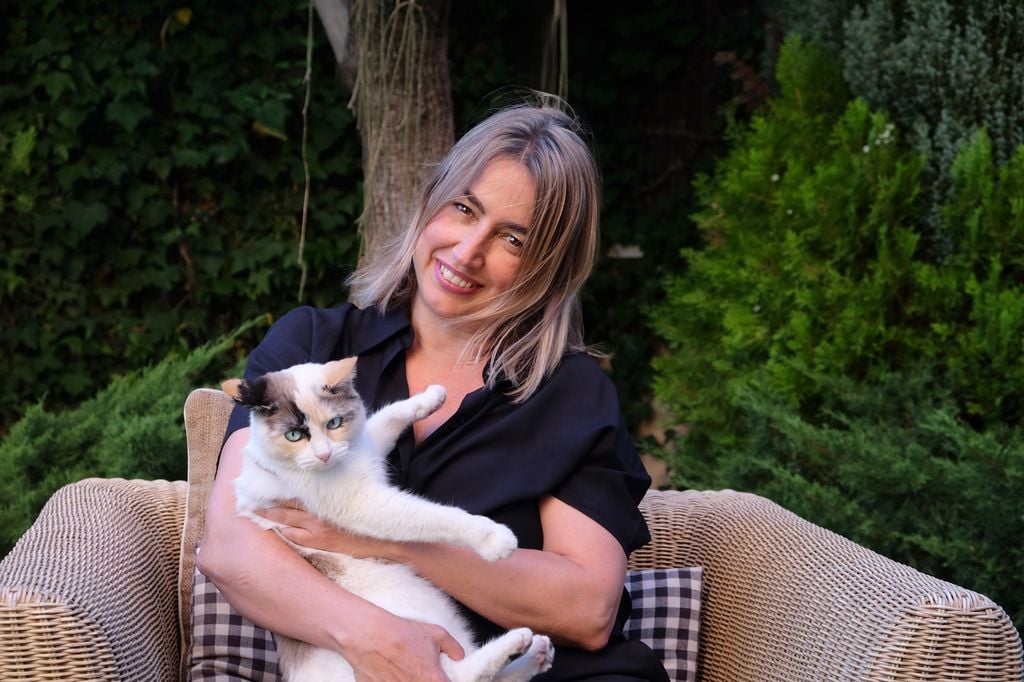 Gema Casado, fundadora de Espacios Lumbre, con su gato