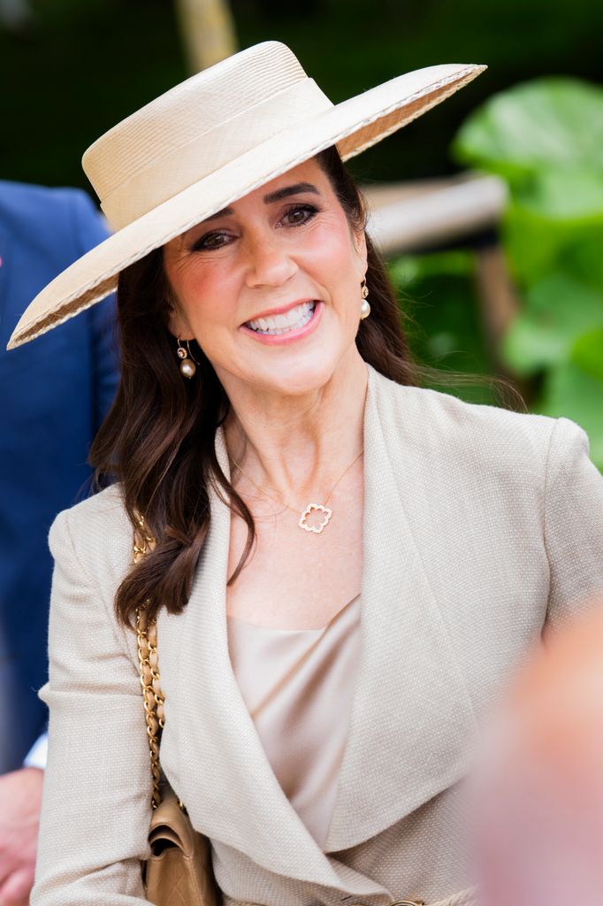 Mary de Dinamarca arranca su gira de verano con un look de sombrero y cinturón y falda de flores