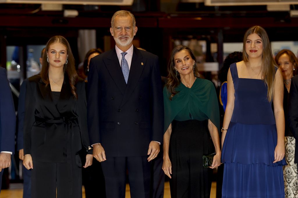 Los reyes Felipe VI y Letizia junto a la princesa Leonor y la infanta Sofía durante el concierto previo a la entrega de los Premios Princesa de Asturias 2026, celebrado el 22 de octubre en Oviedo.
