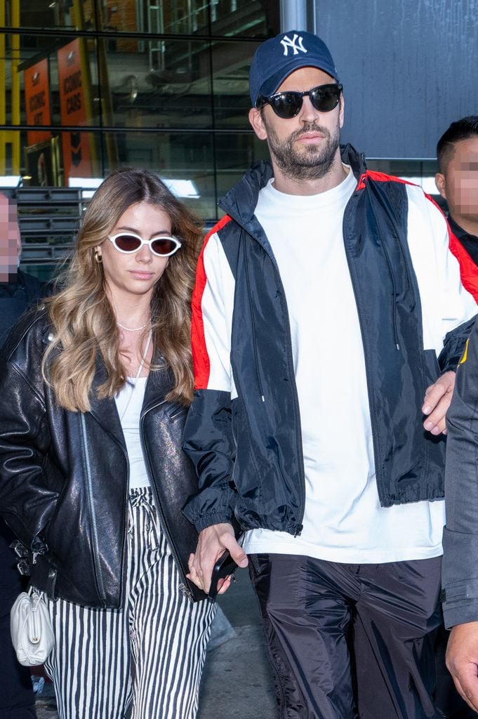 Clara Chia y Gerard Pique a su llegada al aeropuerto, a 19 de abril de 2024, en Madrid