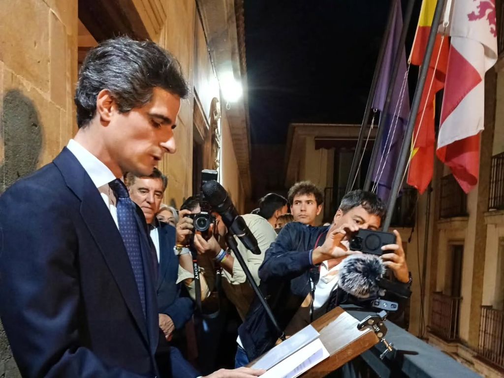 Fernando Fitz-James Stuart, duque de Huéscar, se dirige a los vecinos desde el balcón del Ayuntamiento de Alba de Tormes