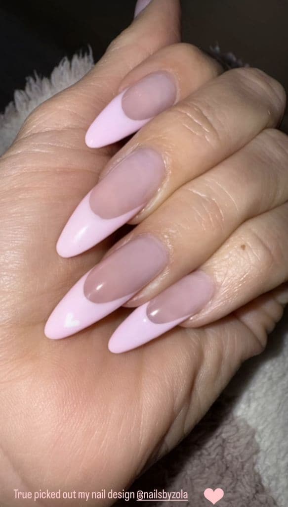 La menor de las Kardashian apuesta por una manicura minimalista que seguro será tendencia esta primavera.