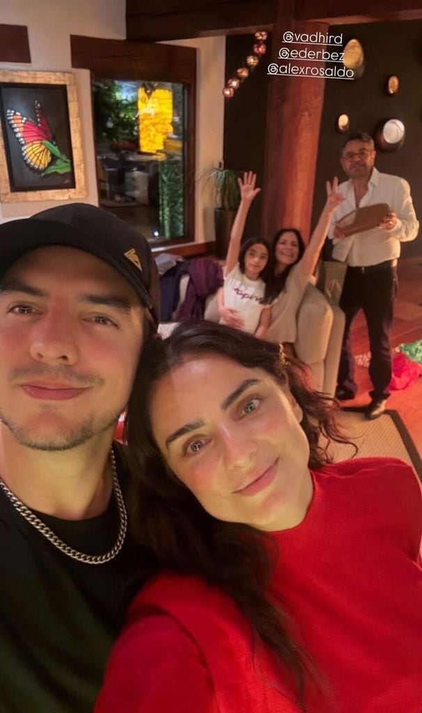 Aislinn Derbez recibió la Navidad en compañía de su papá y sus hermanos