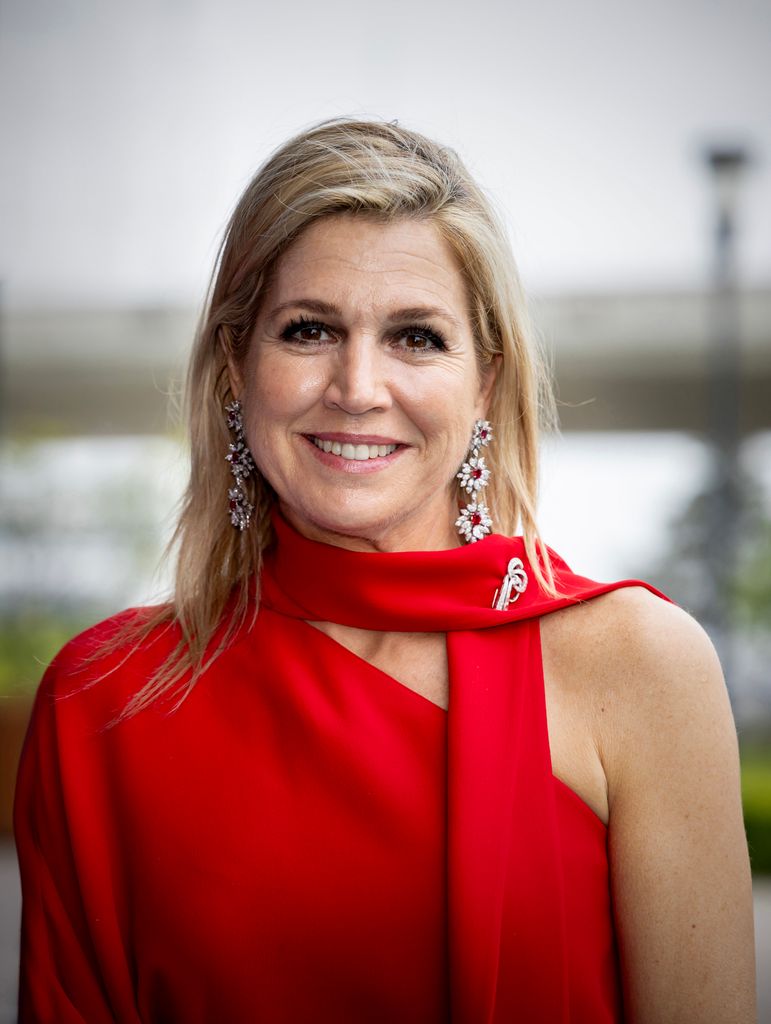 La reina Máxima junto a los pendientes de rubíes y diamantes